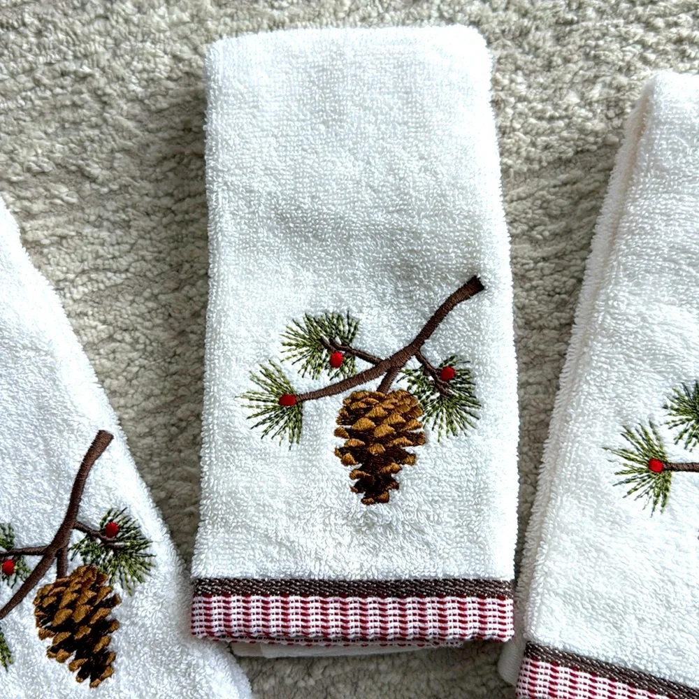 *NEW WITH TAGS* Set of 3 Snow Cardinals Tip Towels